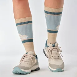 Salomon Vinterfodtøj|Vinterfodtøj-Outrise Gore-Tex Damesko Feather Gray / Stone Blue / StargazerVægt: 260 gramSalomon Outrise er en let allround outdoor sko til gåturene i naturen eller som praktisk og smart fritidssko. Denne model har en Gore-Tex® membran, der sikrer vandtæhed samtidg med at fødderne kan ånde og kommer af med overskudsvarmen.Skoens overdel er fremstillet i en let konstruktion med åndbar mesh, god beskyttelse og SensiFit™ påsvejset, der bidrager til en god pasform rund om foden, når skoen snørres.Fakta:- Gore-Tex® membran- Fuze Foam EVA mellemsål bidrager til komfort i stødabsobering og skridtafviklingen- All Terrain Contragrip® undersål i slidstærkt gummi med et mønster, der giver fodfæste i både tørt, vådt, fast og løst underlag.          Detaljer