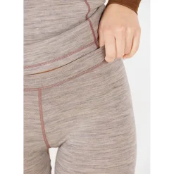 Whistler Vintertøj|Skitøj-Camea Merino Uld Skiunderbukser Dame, light grey 1005 Light Grey MelangeMateriale: 45% Merino Uld / 45% Polyester / 10% Elastan En super funktionel skiundertrøje med mange gode detaljer, bl.a.: - Pasformen er tætsiddende, men giver samtidig god bevægelsesfrihed - Blødt og strækbart materiale sikrer god komfort   - Inderholder det fineste merino uld der ikke kradser - Flade sømmer og dermed ingen generende syninger - Varme og kulde regulerende materiale - Kan benyttes til de fleste udendørsaktiviteter, såsom løbeturen, skituren og til vandreturenDetaljer
