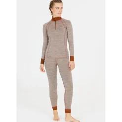 Whistler Vintertøj|Skitøj-Camea Merino Uld Skiunderbukser Dame, light grey 1005 Light Grey MelangeMateriale: 45% Merino Uld / 45% Polyester / 10% Elastan En super funktionel skiundertrøje med mange gode detaljer, bl.a.: - Pasformen er tætsiddende, men giver samtidig god bevægelsesfrihed - Blødt og strækbart materiale sikrer god komfort   - Inderholder det fineste merino uld der ikke kradser - Flade sømmer og dermed ingen generende syninger - Varme og kulde regulerende materiale - Kan benyttes til de fleste udendørsaktiviteter, såsom løbeturen, skituren og til vandreturenDetaljer