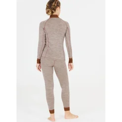 Whistler Vintertøj|Skitøj-Camea Merino Uld Skiunderbukser Dame, light grey 1005 Light Grey MelangeMateriale: 45% Merino Uld / 45% Polyester / 10% Elastan En super funktionel skiundertrøje med mange gode detaljer, bl.a.: - Pasformen er tætsiddende, men giver samtidig god bevægelsesfrihed - Blødt og strækbart materiale sikrer god komfort   - Inderholder det fineste merino uld der ikke kradser - Flade sømmer og dermed ingen generende syninger - Varme og kulde regulerende materiale - Kan benyttes til de fleste udendørsaktiviteter, såsom løbeturen, skituren og til vandreturenDetaljer