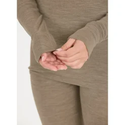 Whistler Skitøj|Vintertøj-Cerro Merinould Skiundertøjssæt Dame, fallen rock  3040 Fallen RockMateriale: 85% Merinould 15% Lyocell (silkeagtigt mod huden)  Funktionelt undertøj med merinould har den egenskab at holde kropstemperaturen stabil i al slags vejr. Velegnet til mange former for udendørs aktiviteter. Eller indendørs, hvis der skal spares lidt på varmeregningen.Fakta:85% af produktet indeholder super blødt "Merinould" som ikke kradser mod huden15% er materialet lyocell (naturmateriale), der føles silkeagtigt mod huden. Bidrager til både varme og åndbarhed/svedtransport.   Ingen generende syningerPasformen er tætsiddende, men giver samtidig god bevægelsesfrihed Hurtigtørrende, åndbart og antibakteriel materiale Blandingen af merinould og lyocell, sikrer en god temperaturregulering for kroppen Kan benyttes til de fleste udendørsaktiviteter, så som løbeturen, skituren og til vandreturenIsolationsevne til ca. minus 30 graderDetaljer